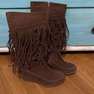 Tall fringe boots with wedge heel